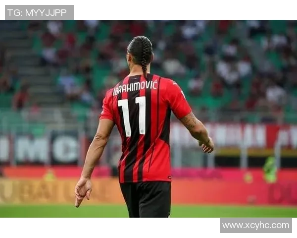 足球男球星为主题的手机桌面壁纸设计，展现球场风采与个性魅力